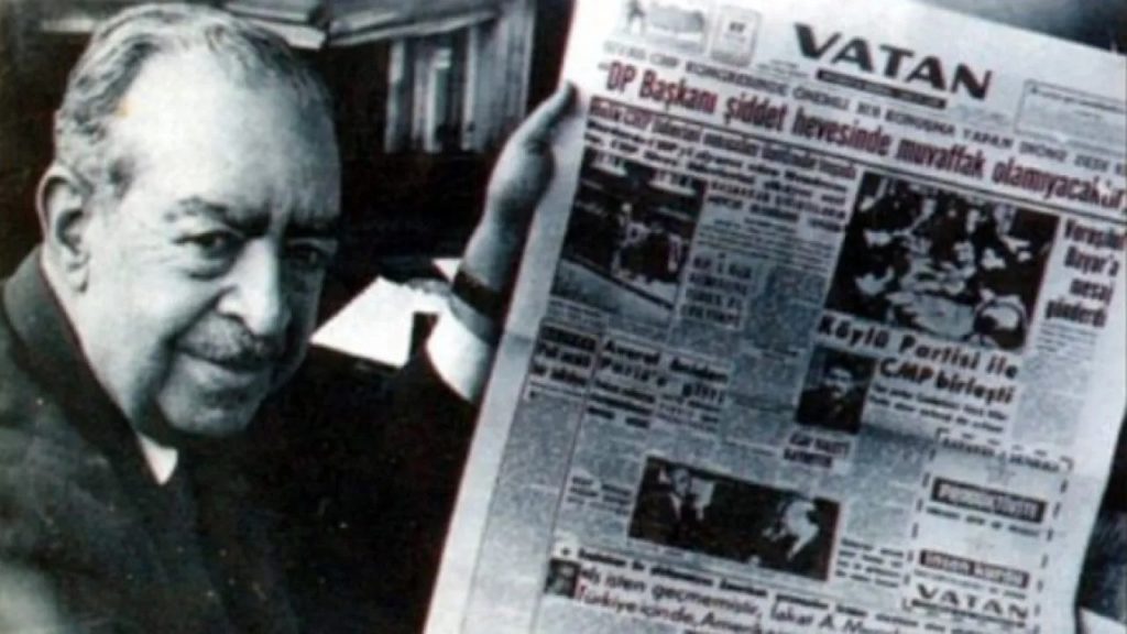 Gazeteci Ahmet Emin Yalman, Vatan gazetesiyle poz veriyor.